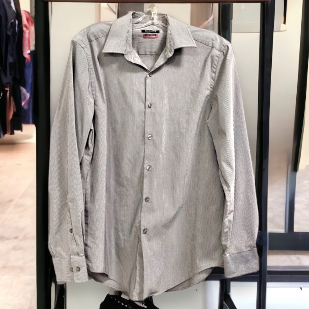 Men’s Van Heusen button down dress shirt. - Picture 1 of 8